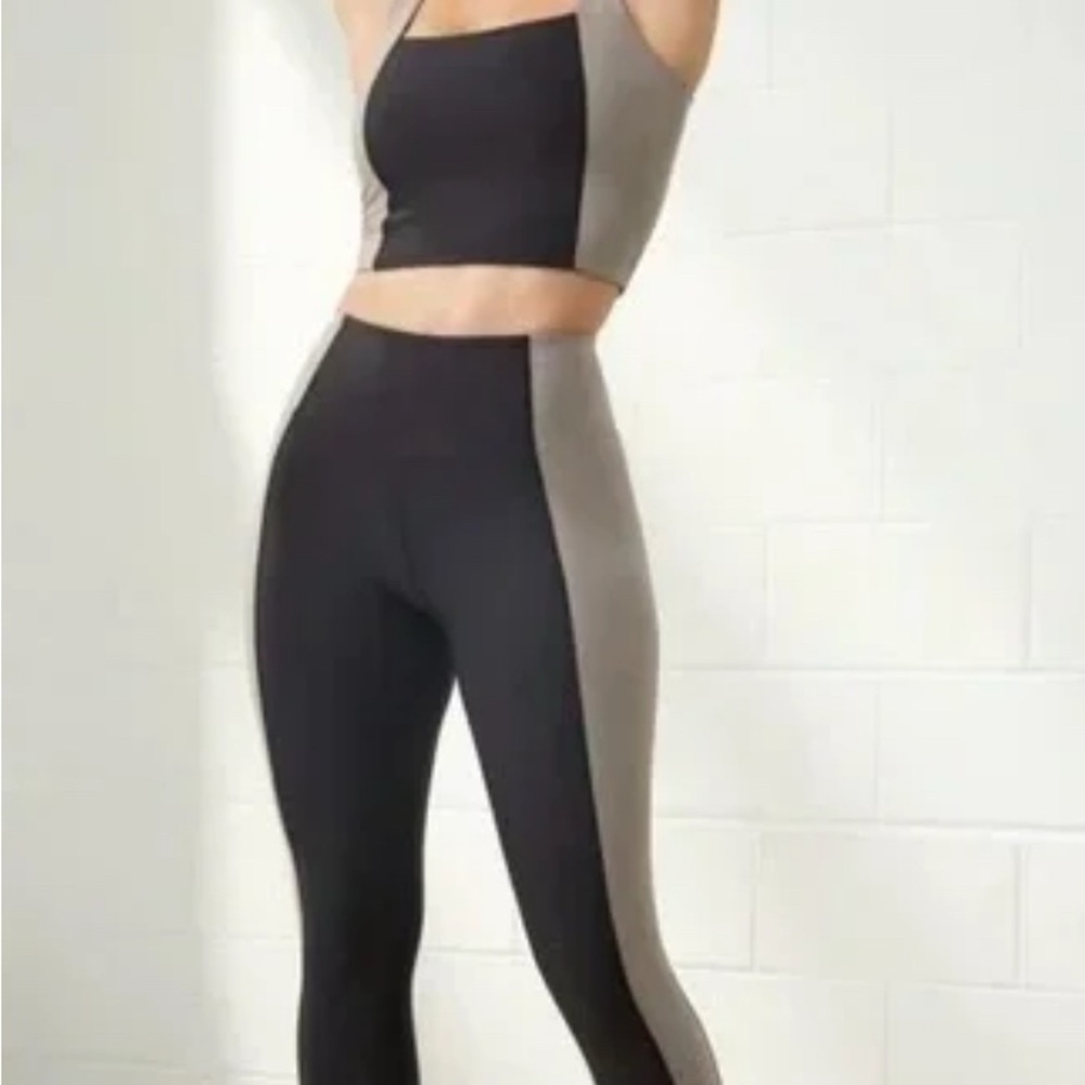 MAKE AN OFFER - DONATING SOON. Abercrombie YPB sculptLUX square neck workout top